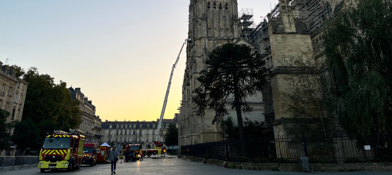 Camions de pompier devant la cathédrale