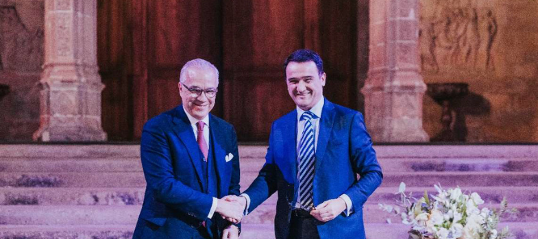 Gilles ETRILLARD, Président de la Fondation ETRILLARD et Jean-Denis PORTELLI, Président de l’association CATHEDRA se serrant la main