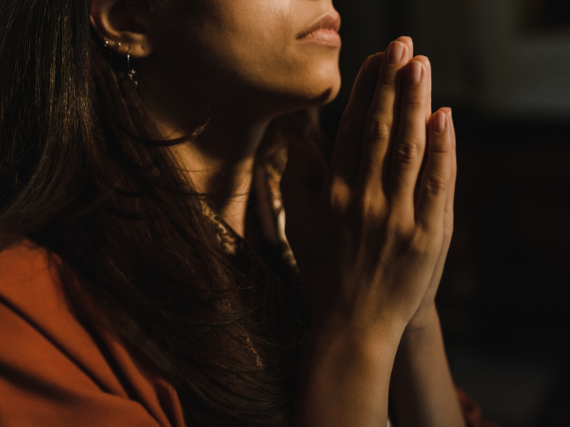 Femme en train de prier