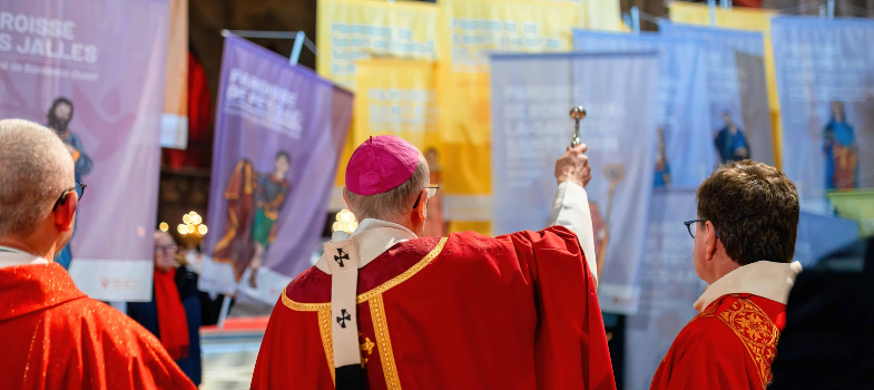 Mgr James, archeveque du diocèse de Bordeaux bénissant les bannières des paroisses nouvelles