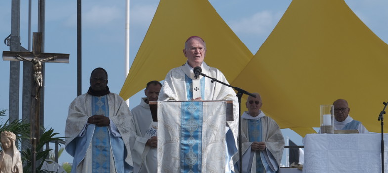 Mgr James pendant la messe de l'Assomption à Arcachon