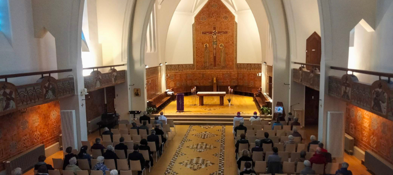 Personnes dans la chapelle de la maison diocésaine Saint-Louis-Beaulieu.
