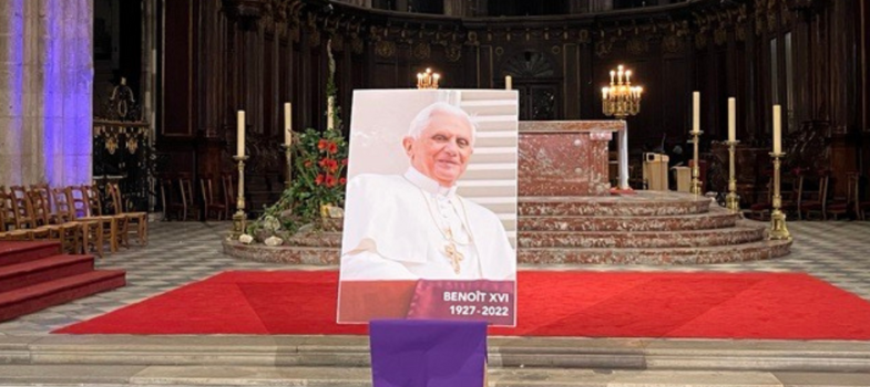 Portrait du pape Benoit XVI au sein de la cathédrale de Bordeaux