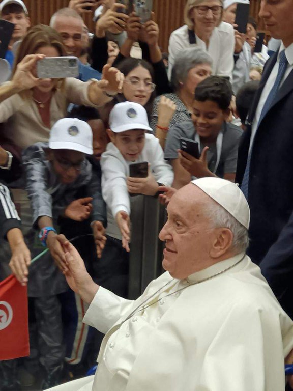 Photo du pape François avec des enfants