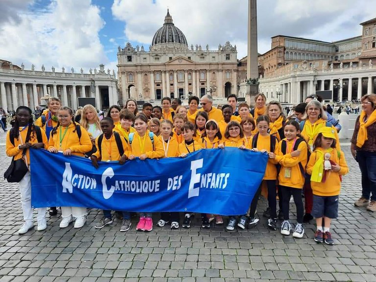 Photo de groupe des enfants à Rome avec une bannière de l'ACE