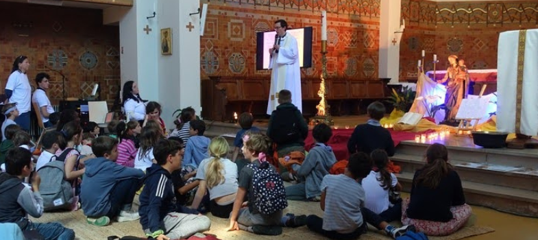 Enfants participant à l'école de prière