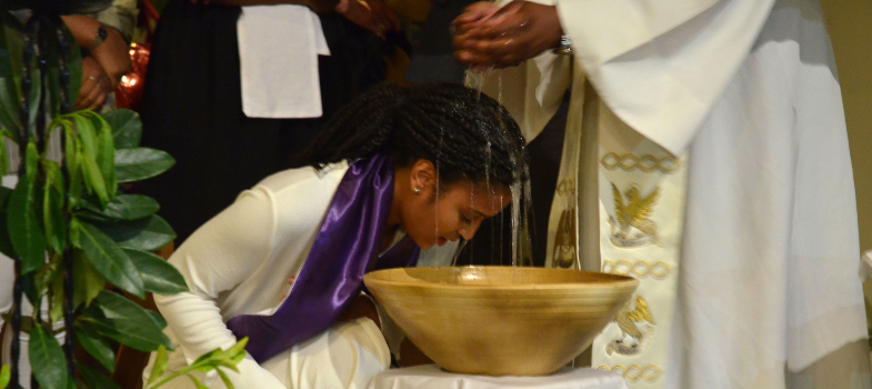 Photo jeune femme en train de se faire baptiser
