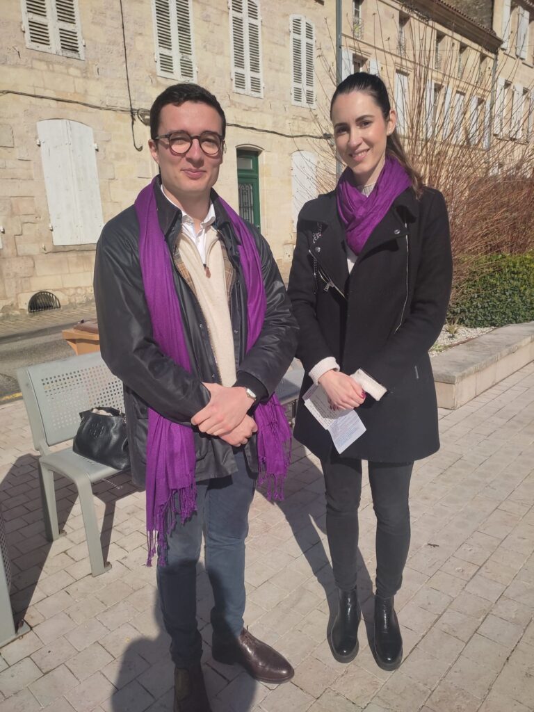 Photo d'un homme et d'une femme avec des écharpes violettes.
