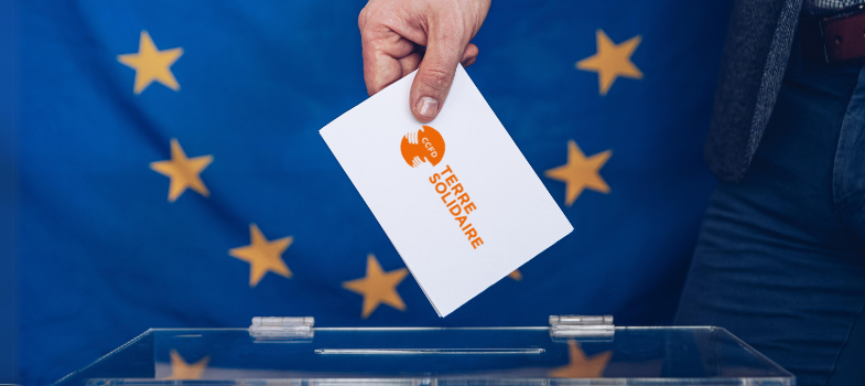 Personne mettant son bulletin de vote dans une urne, en fond le drapeau européen