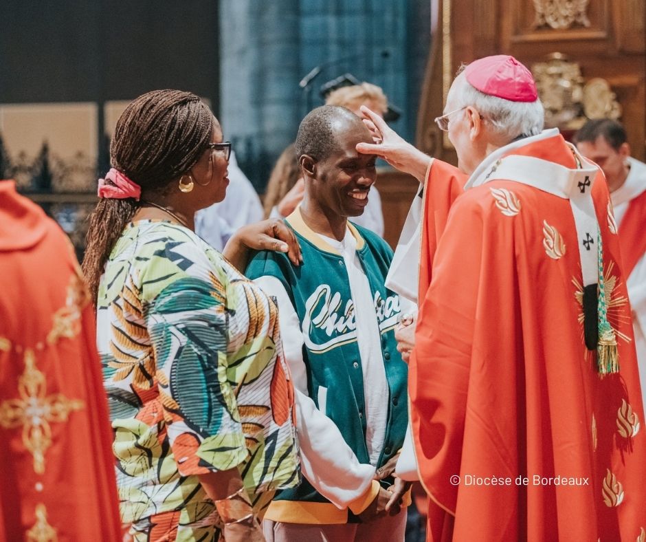 Homme recevant la confirmation par l'archevêque de Bordeaux